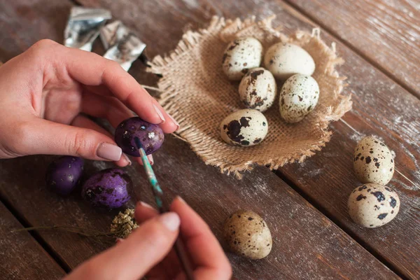 Eier für die Osterfeiertage aus nächster Nähe verzieren — Stockfoto