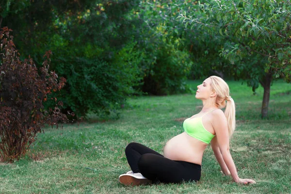 Blonde enceinte relaxante à la nature, espace de copie — Photo