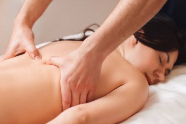 Chiropractor ağrı geri tedavi kadınla