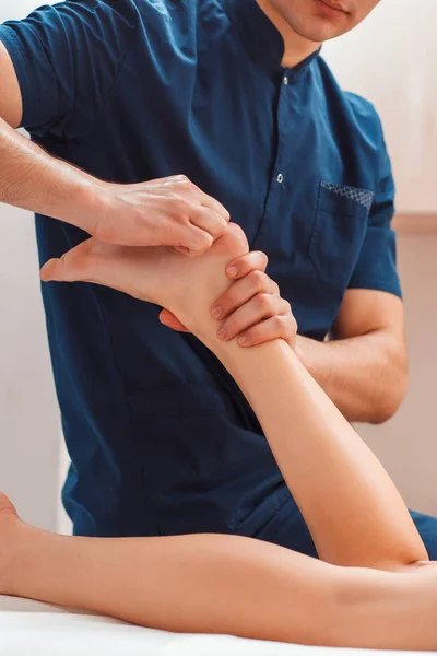 Управління масажем жіночих ніг крупним планом — стокове фото