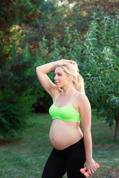 Tired pregnant blonde have break in exercises — Stock Photo, Image