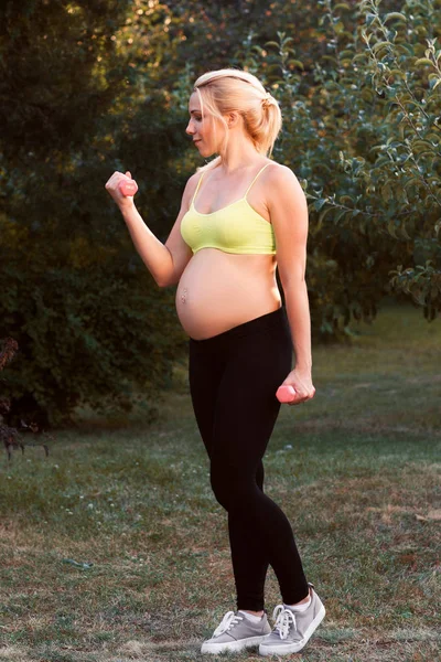 Gyakorlása a súlyzó szabadtéri terhes nő — Stock Fotó
