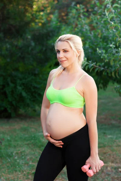 Boldog terhes lány baba push: fitness érzés — Stock Fotó