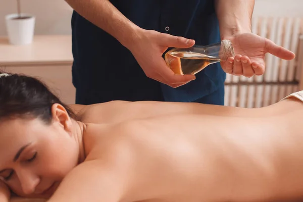 Masajista mujer de masaje con aceite de aroma — Foto de Stock