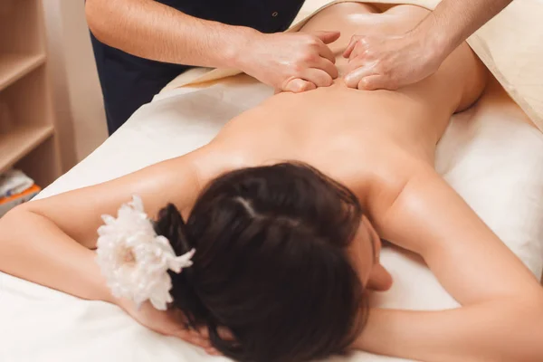 Entspannte Frau genießt Massage im Wellnessbereich — Stockfoto