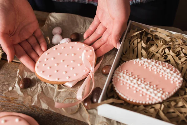 Žena balení ručně dělané velikonoční soubory cookie closeup — Stock fotografie