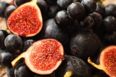 Olgun sulu incir ve üzüm mor arka plan