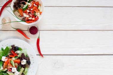 Beyaz ahşap masa üzerinde taze sebze salata