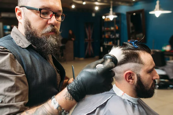Стиліст гоління клієнтської голови вид збоку — стокове фото
