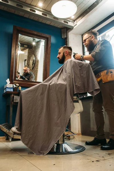 Uomo taglio capelli al negozio di barbiere spazio libero — Foto Stock
