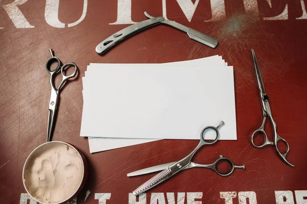 Leeg kaart in de vrije ruimte van het frame van Kapper-tools — Stockfoto