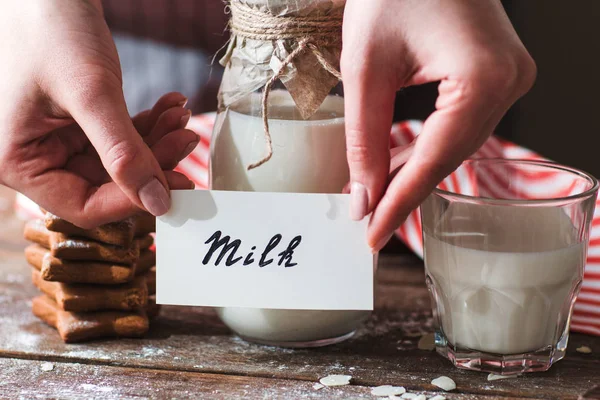 Nomeação garrafa de leite com cookies closeup — Fotografia de Stock