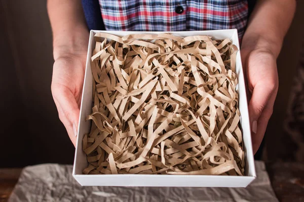 Caja de regalo vacía en manos femeninas primer plano vacío — Foto de Stock