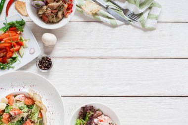 İştah açıcı et yan yemekler çerçeve düz yatıyordu