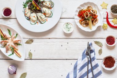 Çatal bıçak düz ile Akdeniz aperatifler yatıyordu