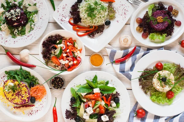 Assortiment de salades de légumes frais à plat — Photo