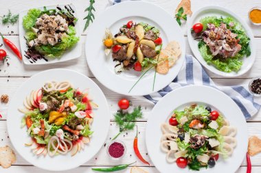 Restoran masada sıcak Salatalar çeşitliliği