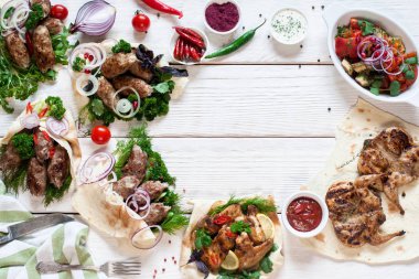 Lezzetli ızgara yemekler çerçeve ahşap düz üzerinde yatıyordu