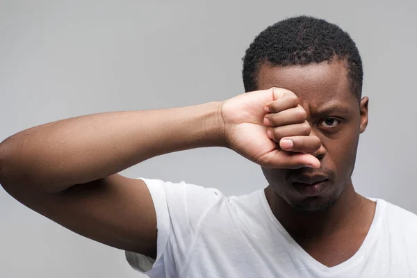 Retrato de hombre afroamericano cansado sobre fondo gris —  Fotos de Stock