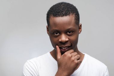 Afro-Amerikan erkek portre gri arka plan üzerinde