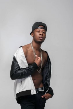 Afroamerican çete üyesi adam gri bac üzerinde