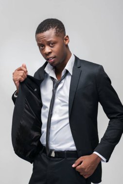 Pahalı süslü siyah kıyafeti giyen Afroamerican