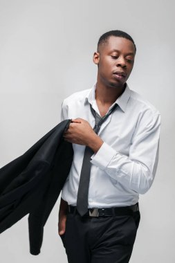 Afroamerican moda model adam fantezi kıyafetli