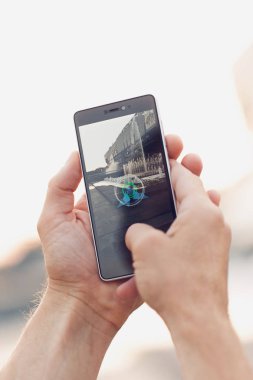 Pokemon Go oynarken smartphone oyun. Bağımlısı.