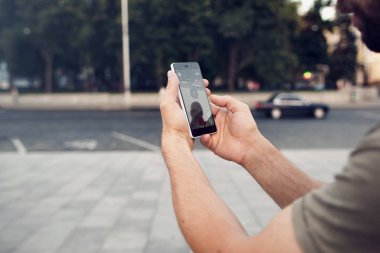 Pokemon Go oynarken smartphone oyun. Bağımlısı.