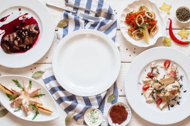 Boş tabak deniz ürünleri aperatifler çerçeve düz içinde geçersiz yatıyordu