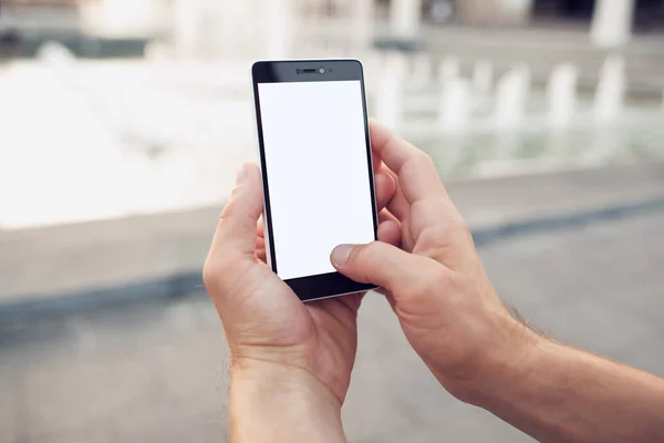 Hacer selfie con móvil al aire libre. Pantalla en blanco . — Foto de Stock