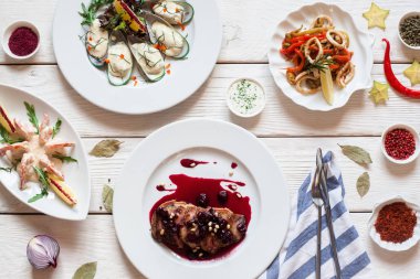 Restoran ürün yelpazesine lezzetli yemekler servis