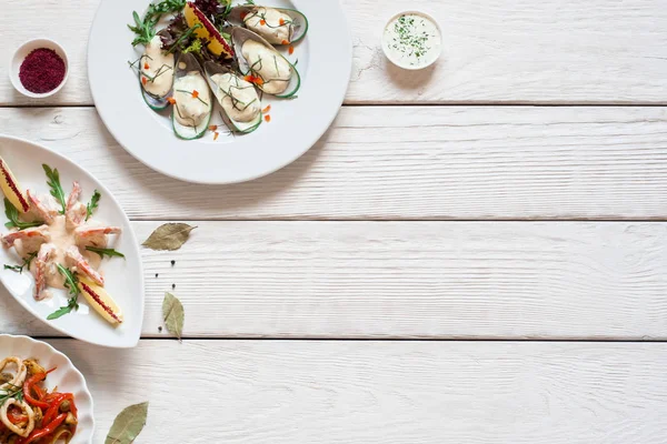 Vita träbord med skaldjur måltider platt låg — Stockfoto
