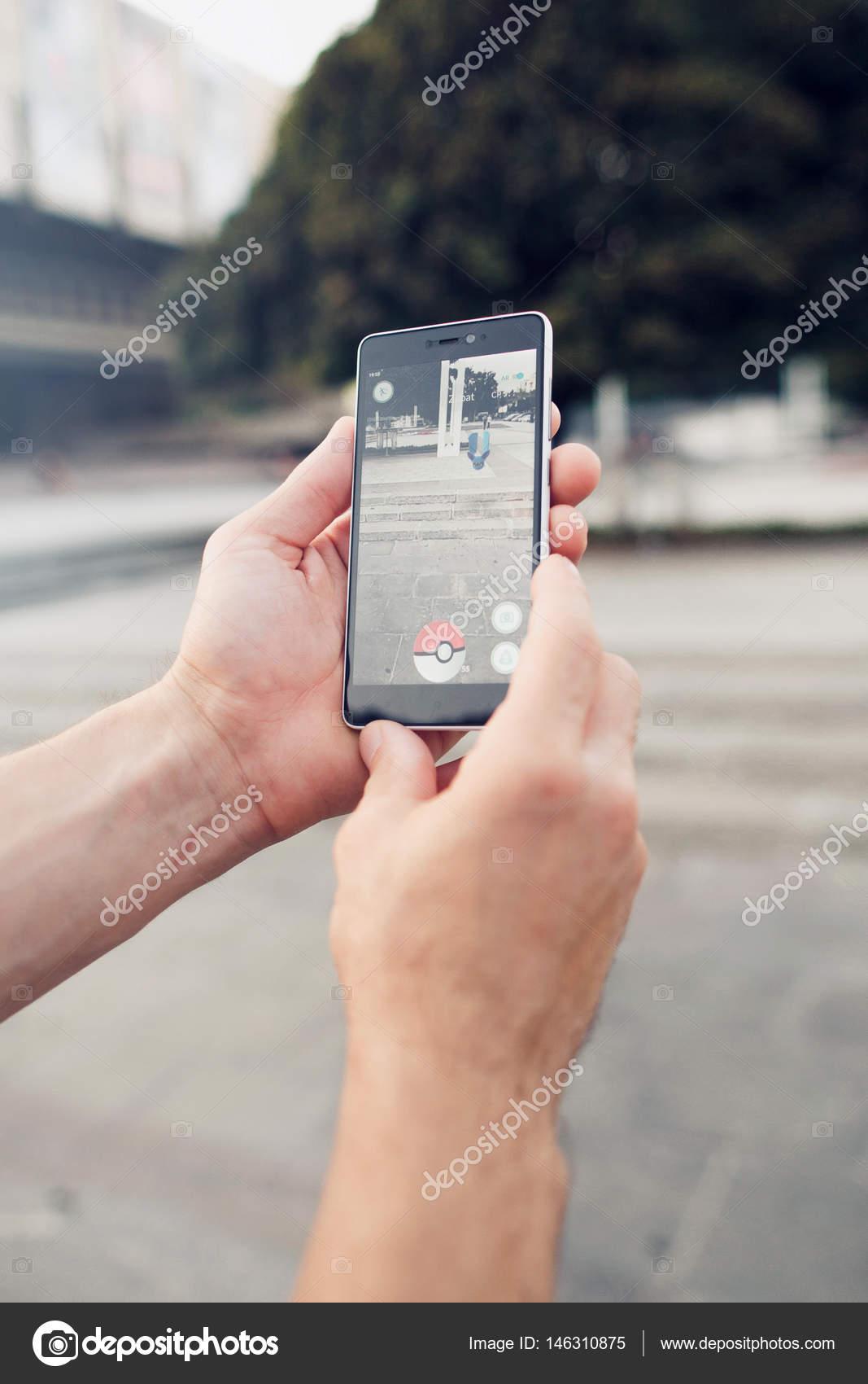ポケモン移動ゲームをプレイします。スマート フォンにはまって