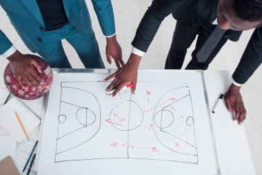 İki basketbol antrenörler yeni oyun strateji planı