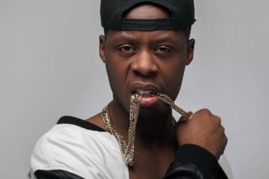 Afroamerican adam portresi. Zengin gurur gangster.