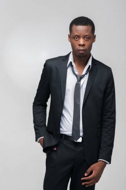 Afroamerican moda model adam fantezi kıyafetli