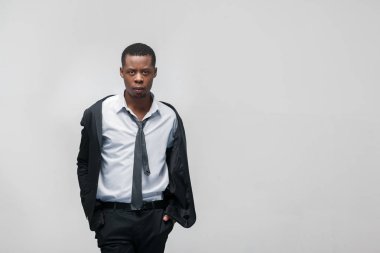 Afroamerican moda model adam fantezi kıyafetli