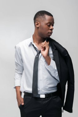 Afroamerican moda model adam fantezi kıyafetli