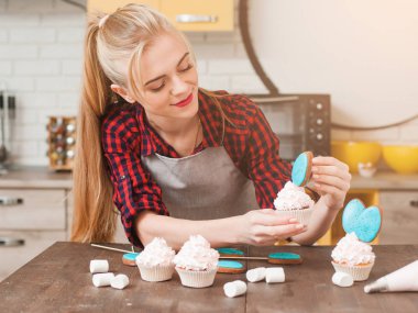 Şekerli tatlı masterclass yapma. Evde yemek.