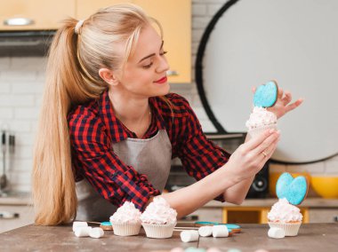 Şekerli tatlı masterclass yapma. Evde yemek.