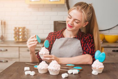 Şekerli tatlı masterclass yapma. Evde yemek.