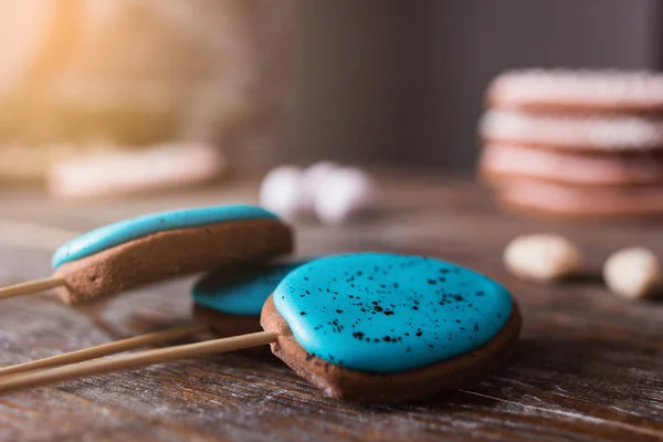 Pliki cookie Lizak z niebieski glazury na tabeli zbliżenie — Zdjęcie stockowe