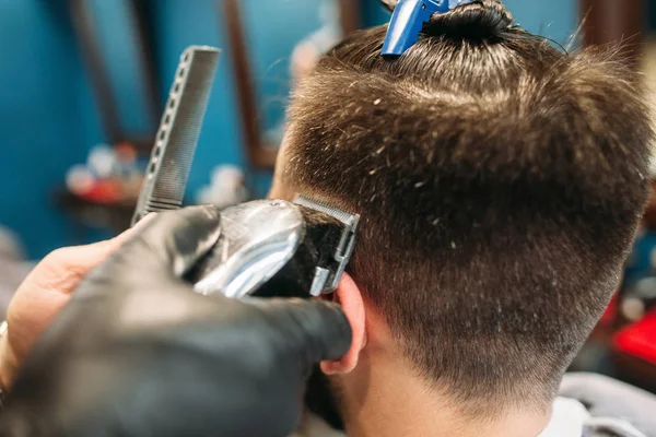 Taglio stilista testa maschile con primo piano trimmer — Foto Stock