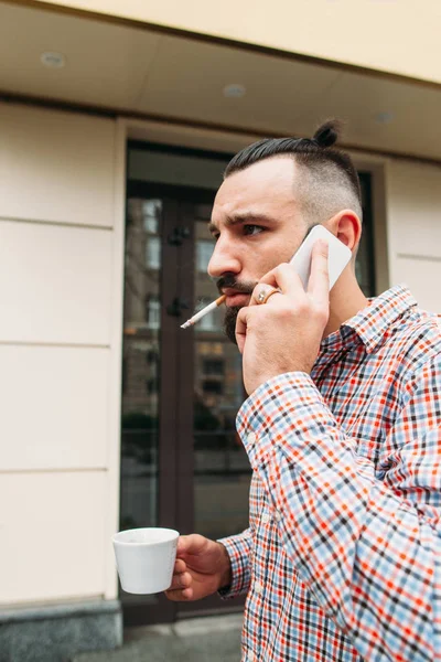 Ocupado homem falando no telefone espaço livre ao ar livre — Fotografia de Stock