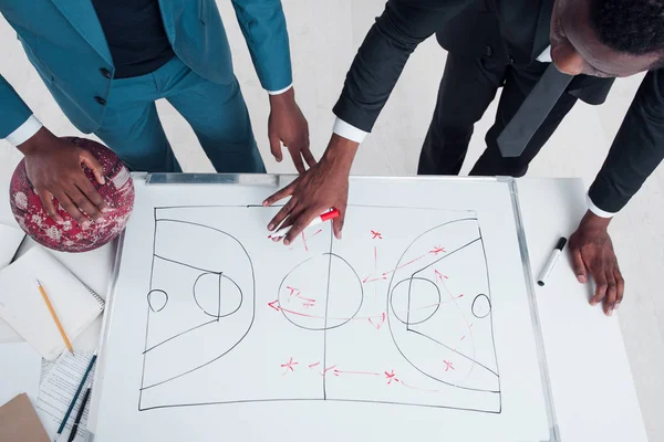 Dois treinadores de basquete planejam nova estratégia de jogo — Fotografia de Stock