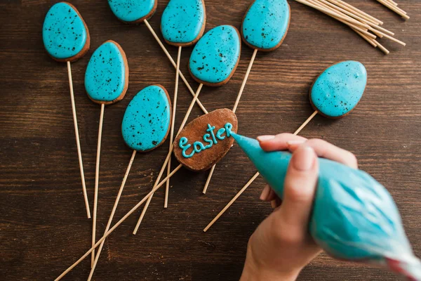 Machen oster blue cake pops. kulinarisches Dekor. — Stockfoto