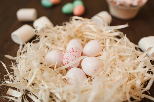 Підготовка до Великодня. Білі яйця в гнізді крупним планом — стокове фото