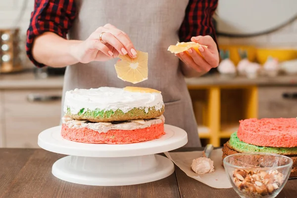 Kook masterclass maken van biscuit taart op keuken — Stockfoto