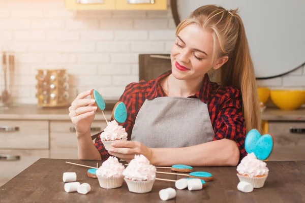 Şekerli tatlı masterclass yapma. Evde yemek.